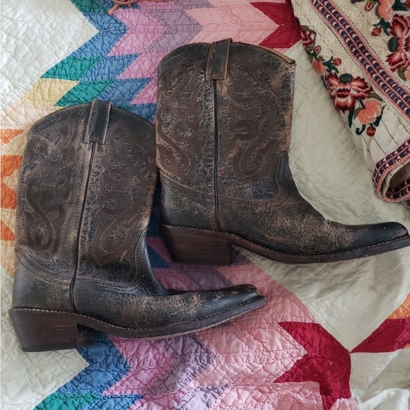 Bed Stu Cobbler - Size 7 - Series Brown Rustic
Embossed Cowboy Boots - Leather - Picture 2 of 6